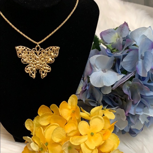 NEW! 3D Butterfly Pendant Necklace - Picture 3 of 3